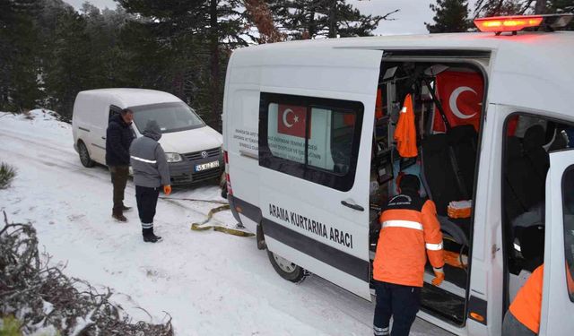 Kar nedeniyle yolda mahsur kalan 3 avcı kurtarıldı