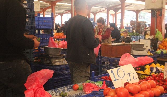 Meşhur domates tezgahlarda 40 liradan 10 liraya kadar düştü