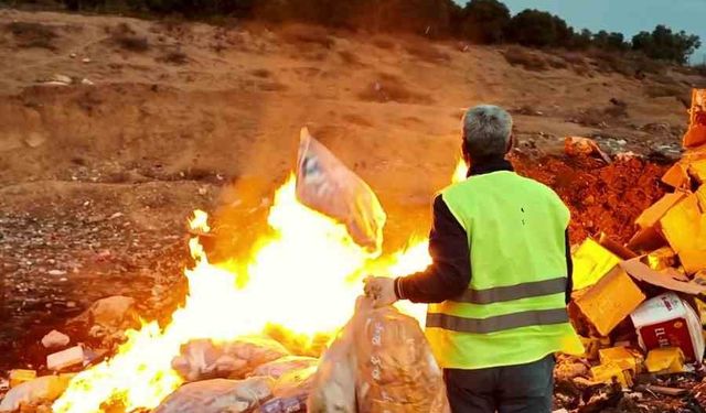 Tarihi geçmiş 2 ton cips, şekerleme ve çikolata imha edildi