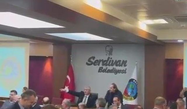 Üniversitelilerin izlediği meclis toplantısında arbede çıktı