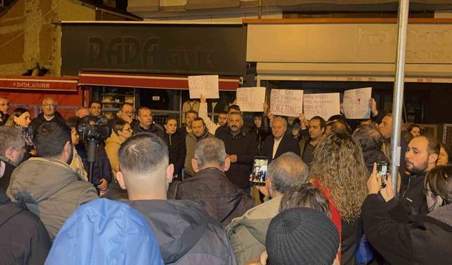 Yıkılan binanın çevresindeki vatandaşlar raporların sonucunu bekliyor