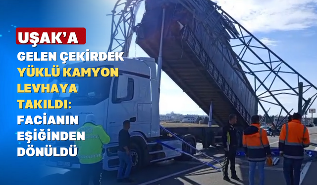 Çivril’den Uşak’a Gelen Kamyon Damperi Açılınca Levhaya Takıldı