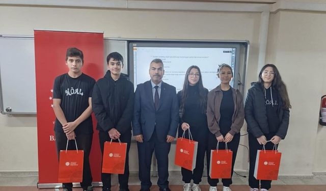 Uşak’ta Öğrencilere Dijital Okuryazarlık ve Dezenformasyonla Mücadele Eğitimi