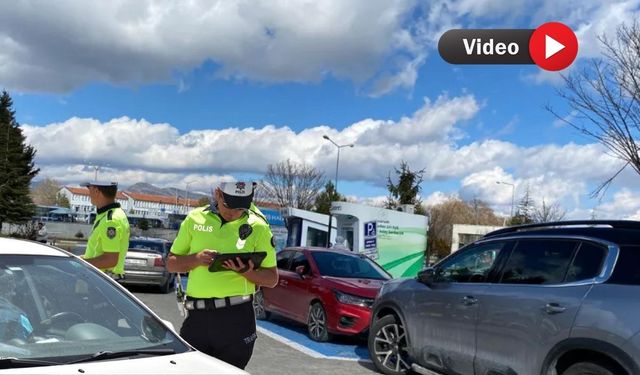 Uşak’ta Hatalı Araç Park Eden Sürücüler Uyarıldı