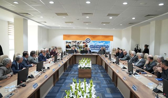 Uşak Üniversitesi Rektörü Demir Senato Üyeleriyle Tanıştı