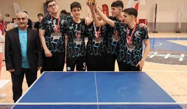 Masa Tenisi Genç Erkeklerde Uşak Fen Lisesi Şampiyon