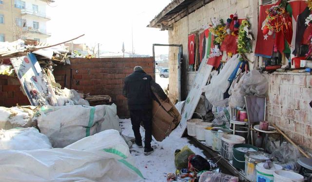 79 yaşındaki adam atık toplarken bulduğu bayrakları duvarına asıyor