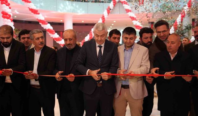 Açılış izdihama yol açtı: 10 saat beklediler