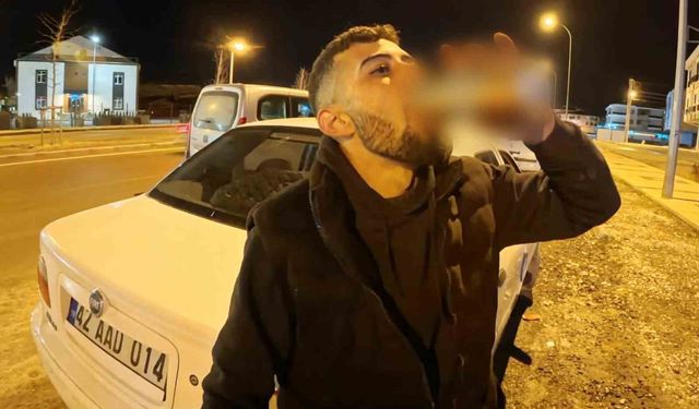 Alkollü yakalandı ehliyeti kaptırınca araç başında içmeyi sürdürdü