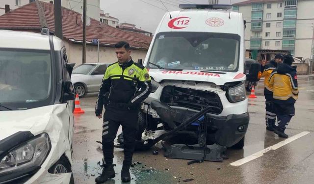 Ambulansla otomobil çarpıştı 8 kişi yaralandı