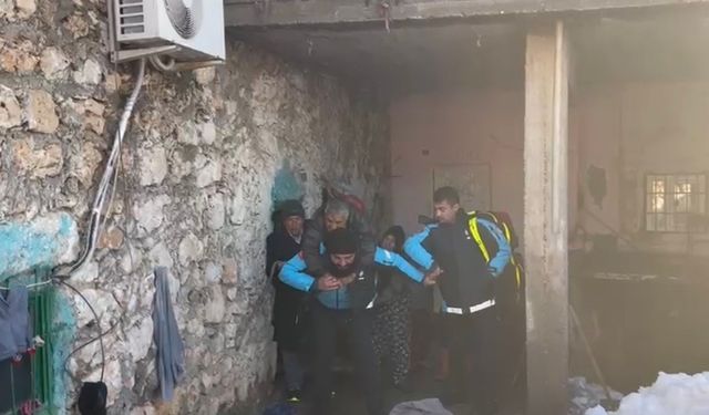 Fedakar sağlık personeli: 84 yaşındaki hastayı sırtında taşıdı