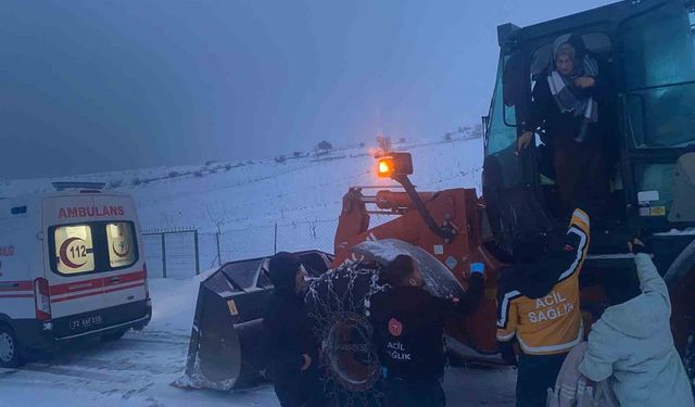 Hamile kadın kepçeyle kurtarıldı