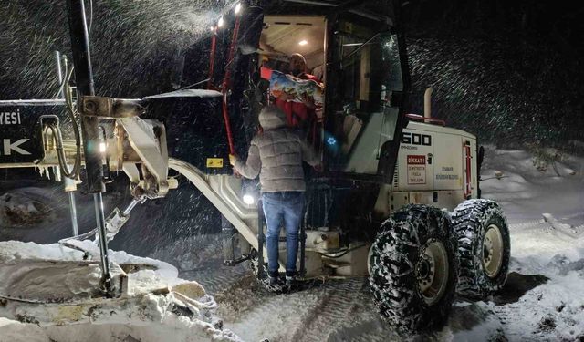 Hastalanan çocuğu greyderle hastaneye yetiştirdiler