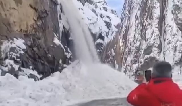 Karayolunda 2 ayrı çığ düştü: Yol ulaşıma kapandı