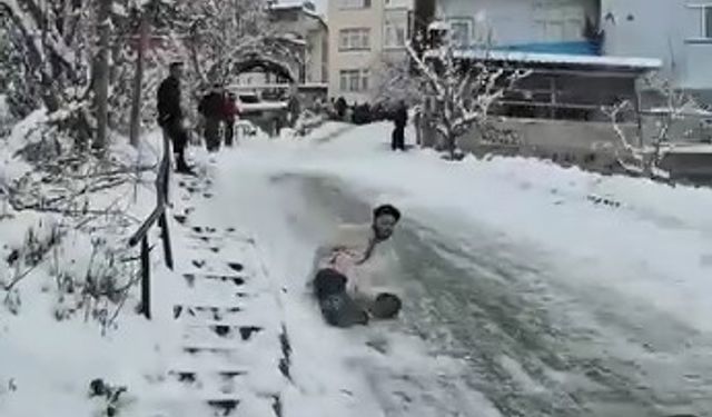 Karlı yolda kayan gençler duramayınca bahçeye uçtu