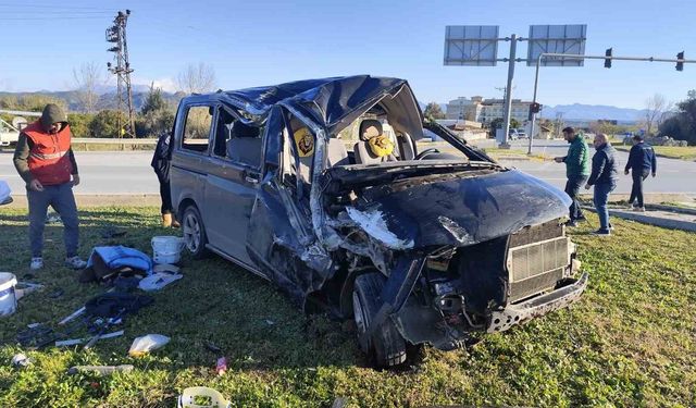 Kırmızı ışık ihlali yapan aracın çarptığı minibüs yan yattı