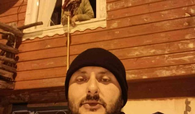 Köy muhtarı 2 kilometre yürüyerek yaşlı kadının ilaçlarını ulaştırdı