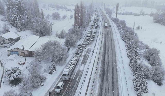 Uşak-Ankara yolu kar yağışı nedeniyle trafiğe kapandı