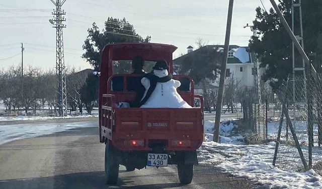 Yaptığı kardan adamı kasasında taşıdı
