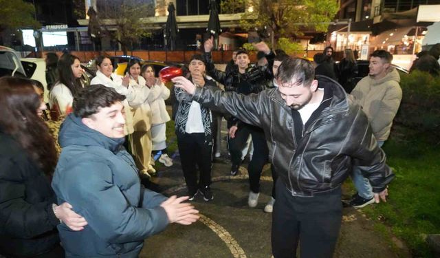 Yüzlerece kişi  2026 coşkusunu dans ve müzikle yaşadı