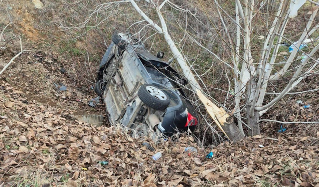 64 plakalı otomobil şarampole devrildi: 4 kişi yaralandı