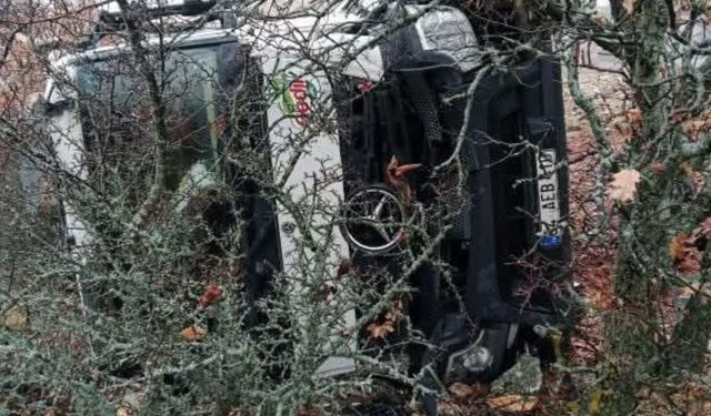 Uşak’ta virajı alamayan tır şarampole uçtu