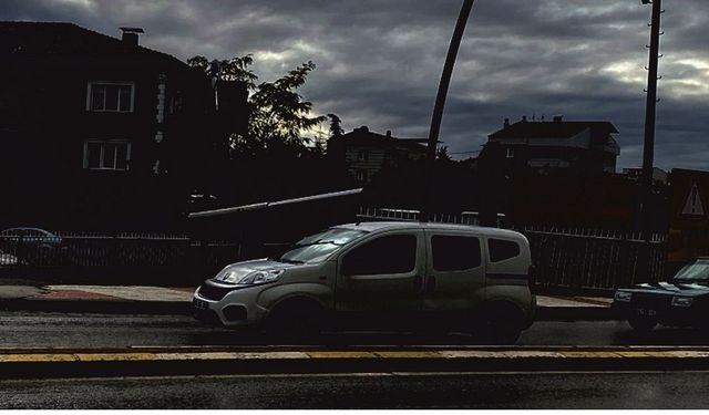 Uşak’ tren arıza yapınca vatandaşlar hemzemin geçitte mahzur kaldı