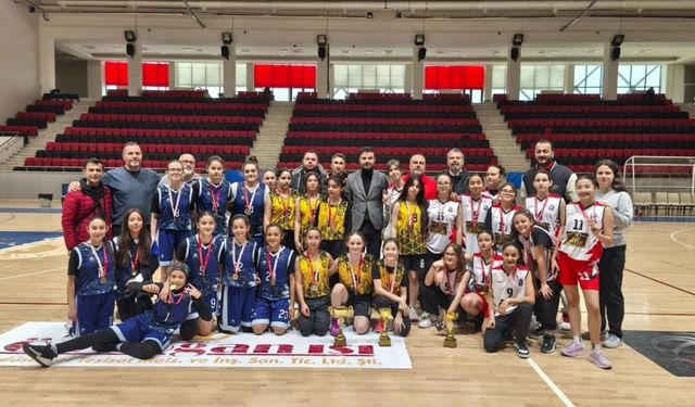 Uşak Ömer Dönmez Toklu Ortaokulu kızları şampiyon oldu