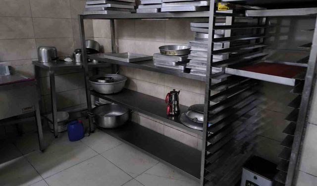 Bu Kadarıda Pes Tatlı hamurunu ayağıyla çiğnedi