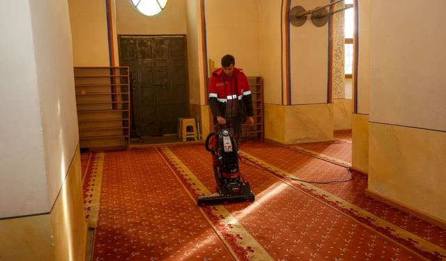 Uşak Belediyesi Ramazan öncesi kentteki camileri temizliyor