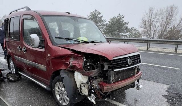 Uşak'ta  Feci Kaza: Ticari Araç Bariyere Çarptı