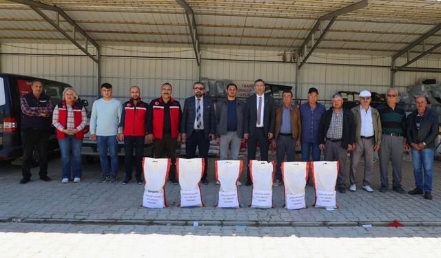 Uşak Üreticisine 512 Çuval Sorgum Sudan Otu Dağıtıldı