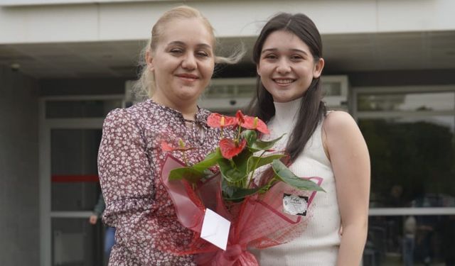 Uşak’ta Anne Hemşire, Kız Doktor Oldu