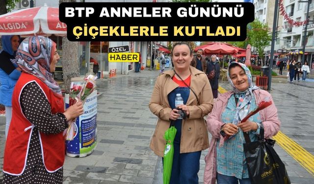 BTP Kadınlar Kolu Uşak’ta Annelere Çiçek Dağıttı