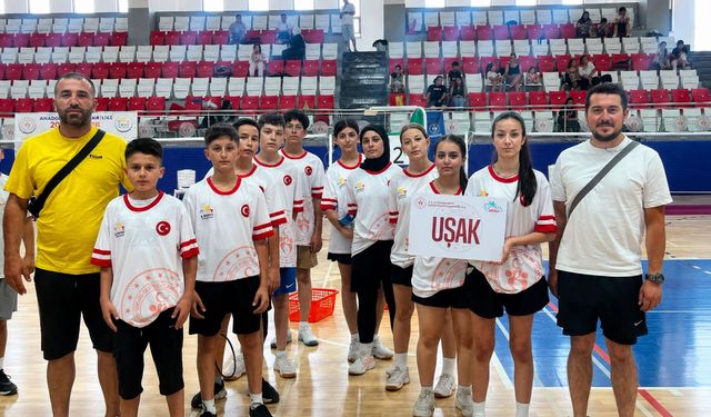 Uşaklı Öğrencilerden Badminton Fırtınası: Kız Takımımız Yarı Finalde!