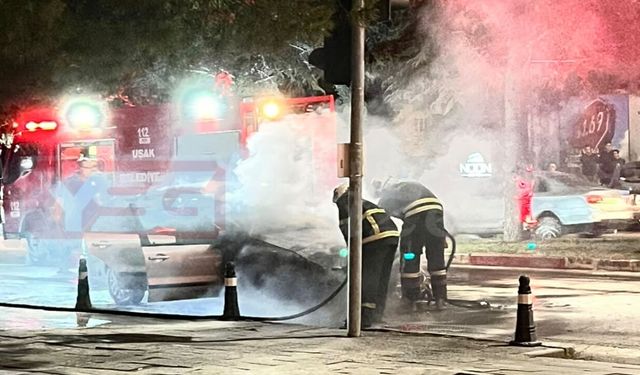 Uşak'ta Gece Yarısı Araç Yangını! Işıklarda Alevler Yükseldi