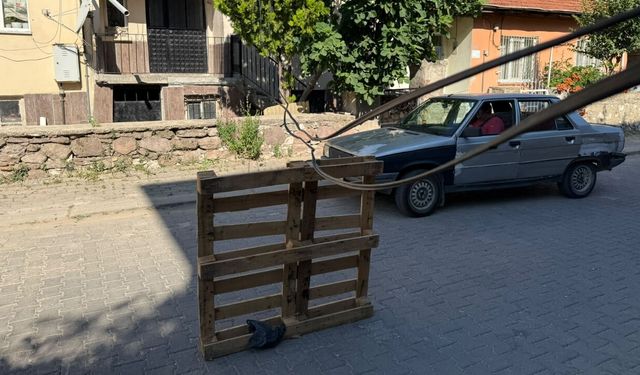 Uşak'ta Okul Yolunda Kablo Tehlikesi