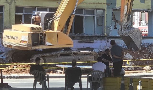Uşak’ta Başakcıoğlu Apartmanı Yıkılıyor
