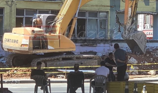 Uşak’ta Başakcıoğlu Apartmanı Yıkılıyor