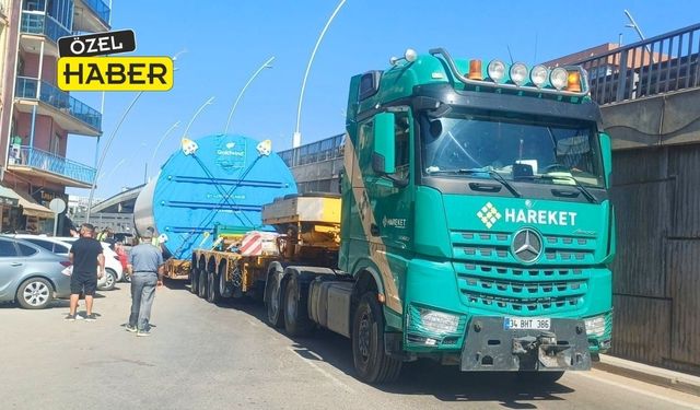 150 Tonluk Dev Tır Uşak Dörtyol Kavşağını santim santim geçti
