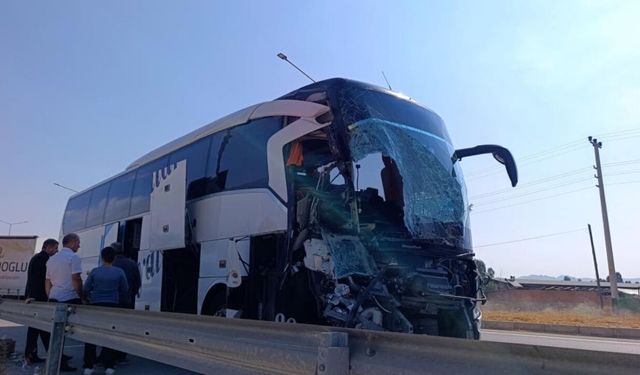 Yolcu Otobüsünün Kamyonete Çarptığı Kazada 1 Kişi Öldü, 15 Kişi Yaralandı