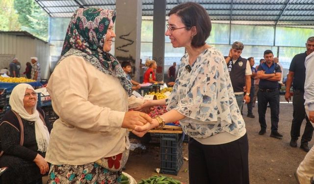 Uşak Belediye Başkanvekili Özkan Çarşı Pazar Dert Dinliyor