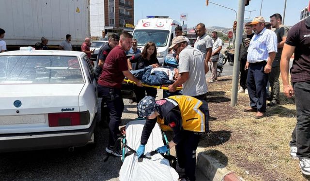 Uşak İstikametine Giden Tır Otomobille Çarpıştı