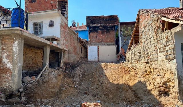Uşak’ta metruk yapılar bir bir yıkılıyor
