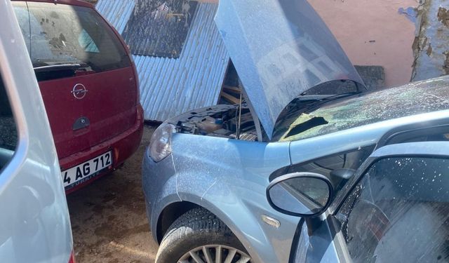 Uşak’ta Peş Peşe Yangınlar! Park Halindeki Araç Yandı