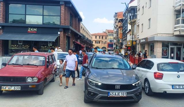 Gelişigüzel Park Edilen Araçlar Uşak Trafiğini Kilitledi
