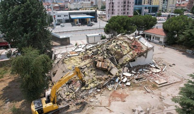 Uşak İl Özel İdaresi’ne Ait Eski Bina Yıkıldı