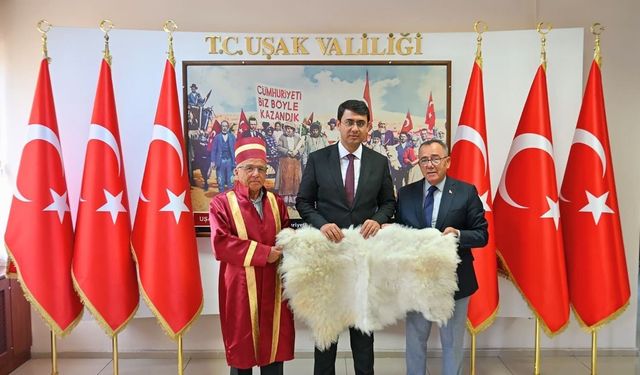 Uşak Valisi Kartal Yılın Ahisi ’ne Kaftan Giydirdi