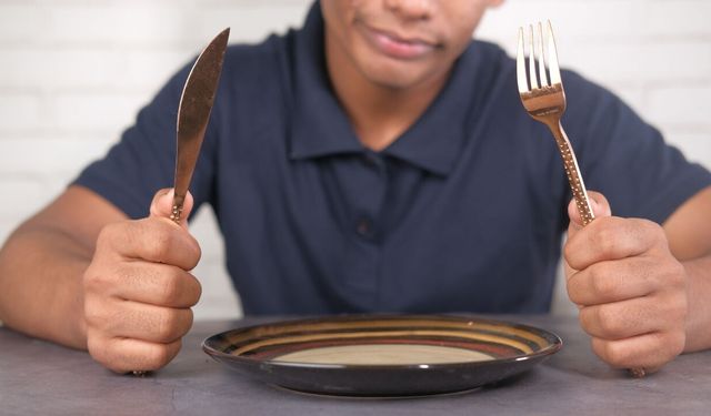 Akşam Yemeğinden Sonra Neden Yeniden Bir Şeyler Yemek İstiyoruz?