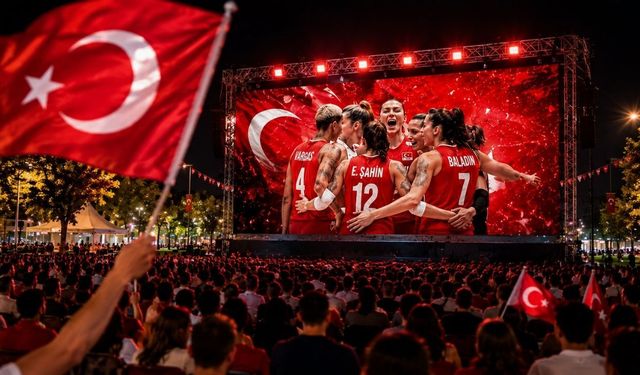 Uşak’ta Filenin Sultanları İçin Dev Ekran Kuruluyor